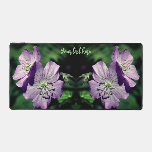 Lila Geranium Blume Pair Personalisiert Schreibtischunterlage (Vorderseite)