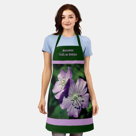 Lila Geranium-Blume Personalisiert Schürze (Getragen)