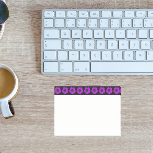 Lila Geranium Blumenmuster an der schwarzen Grenze Post-it Klebezettel