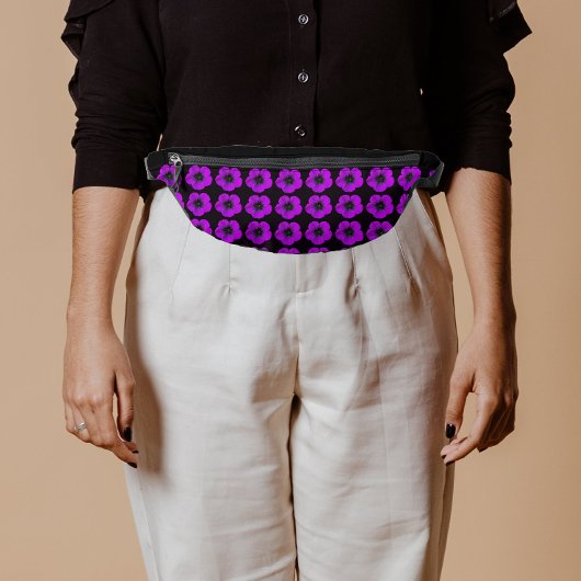 Lila Geranium-Blumenmuster auf Schwarz Bauchtasche