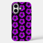 Lila Geranium-Blumenmuster auf Schwarz Case-Mate iPhone Hülle (Rückseite)