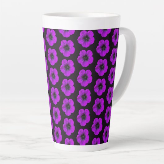Lila Geranium-Blumenmuster auf Schwarz Milchtasse (Rechte Ecke)