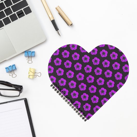 Lila Geranium-Blumenmuster auf Schwarz Notizblock