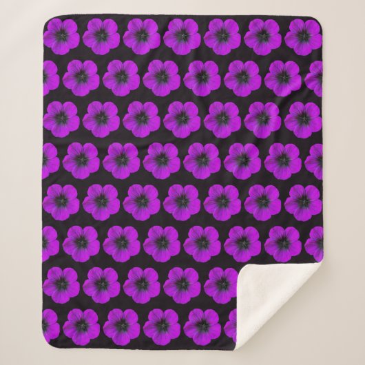 Lila Geranium-Blumenmuster auf Schwarz Sherpadecke (Vorderseite)