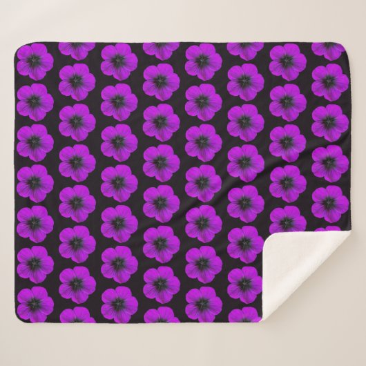 Lila Geranium-Blumenmuster auf Schwarz Sherpadecke (Vorderseite (Horizontal))