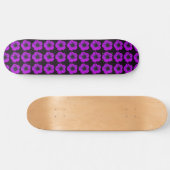 Lila Geranium-Blumenmuster auf Schwarz Skateboard (Horizontal)
