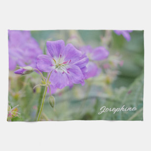 Lila Geranium-Wildblumenfoto mit individuellem Nam Geschirrtuch