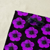 Lila Geranmuster auf schwarzer Flora Strandtuch (Beispiel)