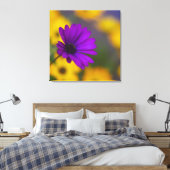 Lila Gerbera unter gelben Blumen Leinwand (Insitu (Schlafzimmer))