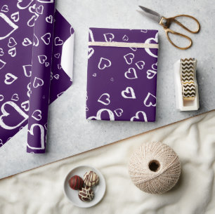 Lila Geschenkpapier mit weißen Herzen