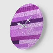 Lila gestanztes Monogramm aus gestepptem Stoff Große Wanduhr (Winkel)