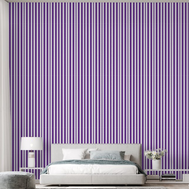 Lila gestreifte Tapete (Schlafzimmer)