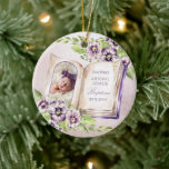 Lila gewebtes Foto Einzigartiges Taufen Keepake Keramik Ornament<br><div class="desc">Dieses Design ist insofern einzigartig, als es innerhalb der Seiten eines Buches mit einem gewölbten Foto Ihres Kleinen zu dem links zwischen einem Bett aus lila Veilchen eingebettet ist. Der Text Erholungen auf der Buchseite rechts mit einem goldenen Tonkreuz oben rechts. Der Gesamtausdruck des Designs wurde (mit Ausnahme des Fotos)...</div>