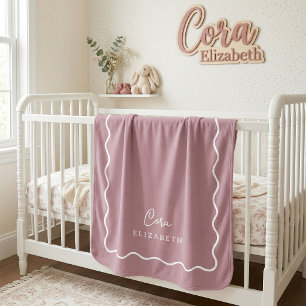 Lila gewellte Umrandung Monogramm Sherpadecke