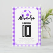 Lila Gingham Fußball Mädchen Geburtstag Einladung (Stehend Vorderseite)