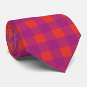 Lila Gingham in lebendiger Red Checkered Krawatte (Gerollt)