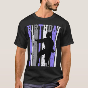 Lila Girl Karate Geburtstag Retro Silhouette Sport T-Shirt