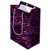 Lila Glitz Zebra Print Mittlere Geschenktüte (Vorderseite Schrägansicht)