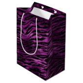 Lila Glitz Zebra Print Mittlere Geschenktüte (Rückseite Schrägansicht)
