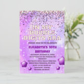 Lila Glitzer Doppelstühle Geburtstag mit Ballon Einladung (Stehend Vorderseite)
