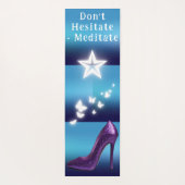 Lila Glitzer High Heel Shoe auf blauem Gradient | Yogamatte (Rückseite)