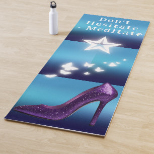 Lila Glitzer High Heel Shoe auf blauem Gradient Yogamatte