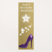 Lila Glitzer High Heel Shoel auf Gold | Yogamatte (Vorderseite)