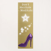 Lila Glitzer High Heel Shoel auf Gold | Yogamatte (Rückseite)