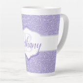 Lila Glitzer Monogramm Latte Tasse (Rechte Ecke)