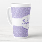 Lila Glitzer Monogramm Latte Tasse (Linke Ecke)