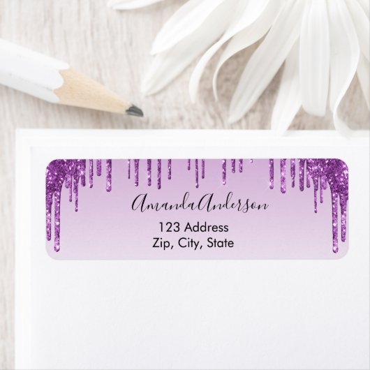 Lila Glitzer-Tropfen geben Adressetikett zurück (Insitu)