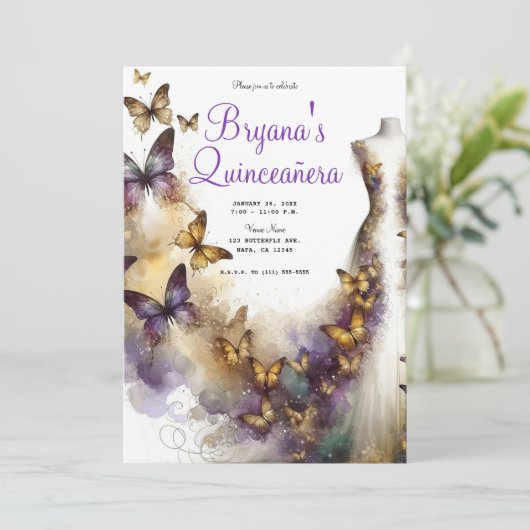 Lila & Gold Butterfly Dress Fantasy Quinceañera Einladung (Stehend Vorderseite)