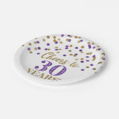 Lila Gold Confetti freut sich auf 30 Jahre Geburts Pappteller (Schrägansicht)