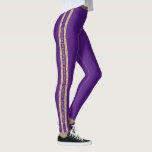 Lila Gold Glitzer Benutzerdefinierter Text Leichtm Leggings<br><div class="desc">Lila personalisierte Leggings mit einem doppelten sportlichen Streifen in goldenem Glitzer mit individuellem Text in der Mitte, der auf jeder Seite unterschiedlich sein kann. Ideal, um Ihr Lieblingszitat, Vers, inspirierendes Mantra, Teamname, Maskottmotto anzuzeigen, oder Ihren Namen hinzuzufügen, wenn Sie die Seite jedes Beins wiederholen! Die Legierung von Farben und Schriftart...</div>