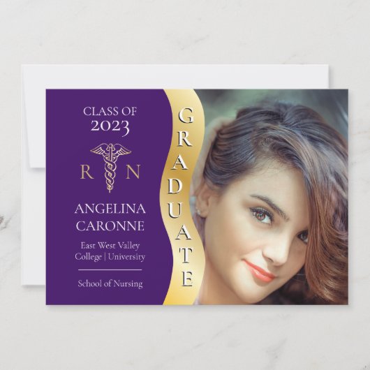 Lila Gold Graduate Wave Caduceus RN Nursing Grad Ankündigung (Vorderseite)