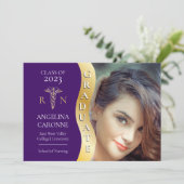 Lila Gold Graduate Wave Caduceus RN Nursing Grad Ankündigung (Stehend Vorderseite)