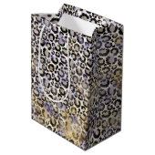 Lila Gold Leopard Print Mittlere Geschenktüte (Rückseite Schrägansicht)