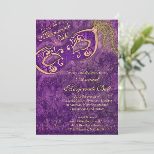 Lila Gold Masquerade Ball Mardi Gras Party Einladung (Stehend Vorderseite)