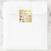 Lila, goldene Blüte mit Schmetterlingsaufkleber Quadratischer Aufkleber (Tasche)