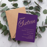 Lila Goldskript, elegant Sweet 16<br><div class="desc">Eine moderne süße 16 Einladung. Ein lila Hintergrund und das Wort Sechzehn mit großen Buchstaben geschrieben. Personalisieren und fügen Sie einen Namen und Party-Details hinzu.</div>