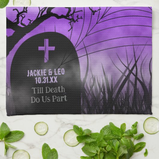 Lila Goth Graveyard Silhouette Souvenir Geschirrtuch (Gefaltet)