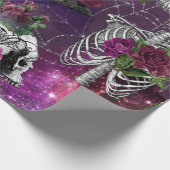 Lila Gothic-Hexenkopf und Rose-Umschlagpapier Geschenkpapier (Ecke)