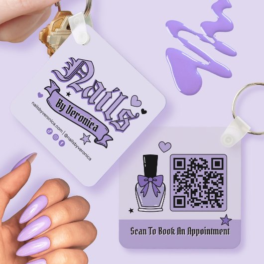Lila Gothic-Lettern QR-Code Nageldesign Schlüsselanhänger