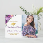 Lila-Graduiertenparty mit Blumen und Fotos Einladung (Stehend Vorderseite)