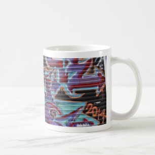 Lila Graffiti auf dem Verschluss Kaffeetasse