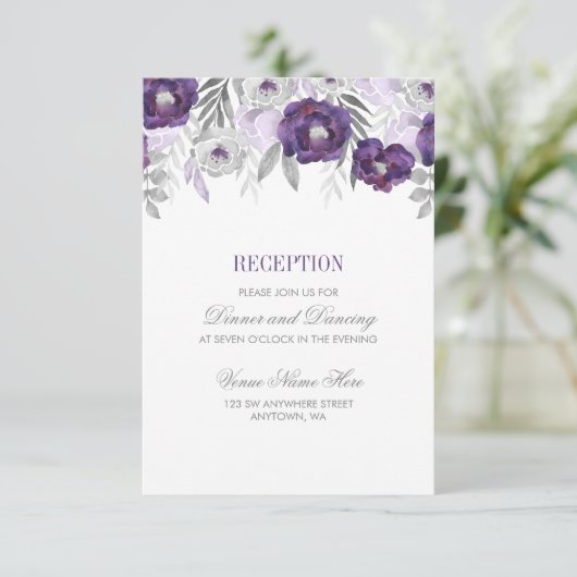 Lila graue Blume Hochzeitsempfang Begleitkarte (Stehend Vorderseite)
