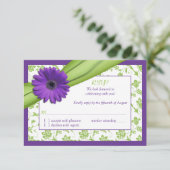 Lila Green Daisy Floral Wedding Repcard RSVP Karte (Stehend Vorderseite)