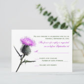 Lila Green Thistle Wedding RSVP Card Karte (Stehend Vorderseite)