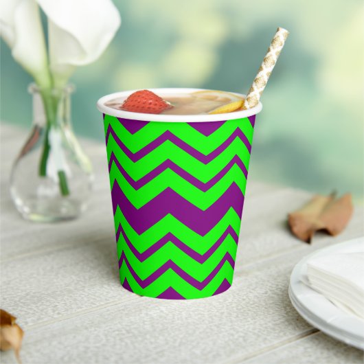 Lila Grüner Chevron-Zickzack-Design  Pappbecher (In Situ)