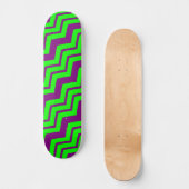 Lila Grüner Chevron-Zickzack-Design  Skateboard (Vorderseite)